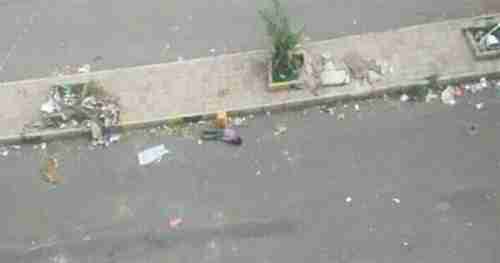 إصابة طفلة برصاص قناص حوثي في تعز.. شاهد صور مؤلمة أثناء قيام طفل آخر بسحبها لاسعافها