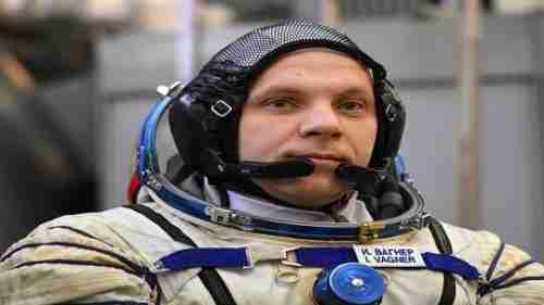 رائد فضاء روسي يصور أجساما مجهولة في الفضاء الكوني