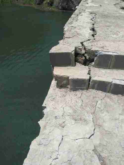 سكان محليون يحذرون من "كارثة" إثر انهيار وشيك لأحد السدود في ذمار (صور)