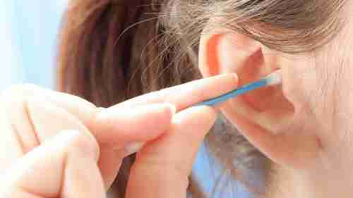 طبيب يحذر من استخدام أعواد القطن لتنظيف الأذن