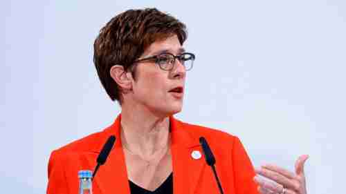 نسيت الميكروفون مفتوحا.. وزيرة الدفاع الألمانية تكشف معلومات استخباراتية حساسة