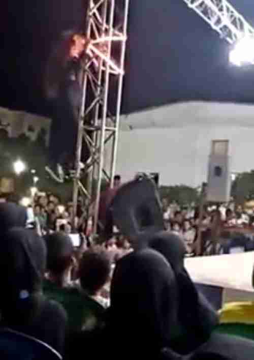 بالفيديو وعلى طريقة سوبر مان ...شاب يمني ينقذ طفلة من صعق الكهرباء أثناء رقصها على مسرح في عدن