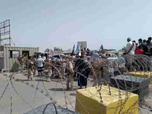 عسكريون يطالبون بصرف مرتباتهم يحاصرون مقر التحالف العربي ويغلقون ميناء الزيت بعدن 