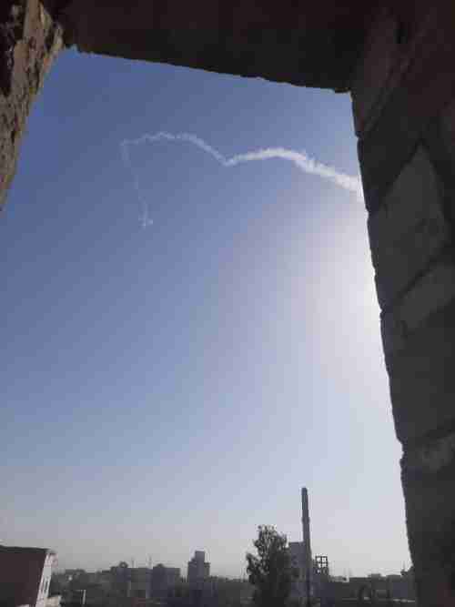 الحوثيون يطلقون صاروخا باليستيا من أحد الاحياء السكنية وسط اليمن