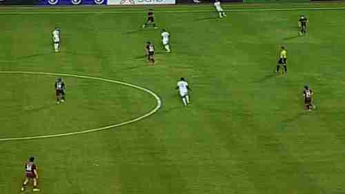تصرف "غير مستحب" في مباراة بالدوري المصري يثير جدلا واسعا (فيديو)