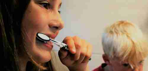 علامة عند تنظيف أسنانك قد تشير إلى أنك تواجه خطرا قاتلا