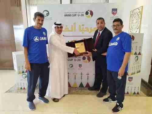 بعثة اليمن تكرم الأمين العام للاتحاد العربي لكرة القدم الدكتور رجاء الله السلمي.