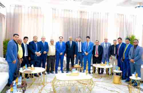 الرئيس الزُبيدي يلتقي وزير الشباب والرياضة وعددا من كوادر الوزارة