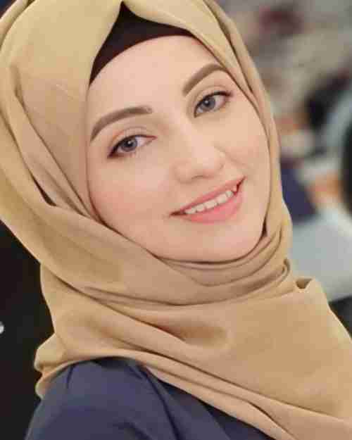 علياء علي اعلامية يمنية سطع نجمها مبكرا وبرزت على شاشات التلفزة ومساحات الإعلام .. وهكذا انطلقت