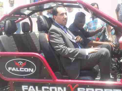 الوزير نايف البكري يستقل سيارة رياضية صنعت محلياً