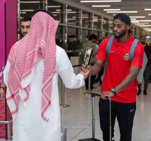 بالصور.. النصر يستقبل شباب الأهلي بالورود