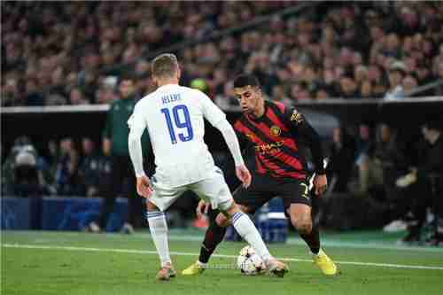 برشلونة يربط كانسيلو بأزمته الأوروبية