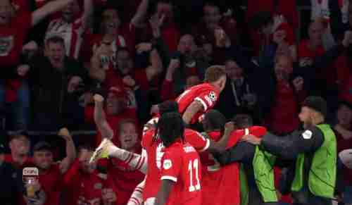 المغربي صيباري يساهم في قيادة آيندهوفن إلى دور المجموعات