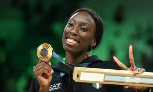 عنصرية رغم الذهبية.. تشويه جدارية أسطورة طائرة إيطاليا