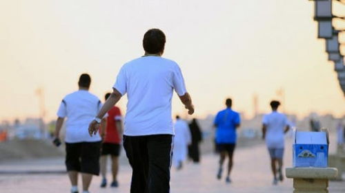 المشي قبل الأكل أم بعده.. أيهما يحرق الدهون أكثر؟