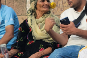تعز.. جليلة 70 عاماً أيقونة تشجيع نادي شباب المسراخ