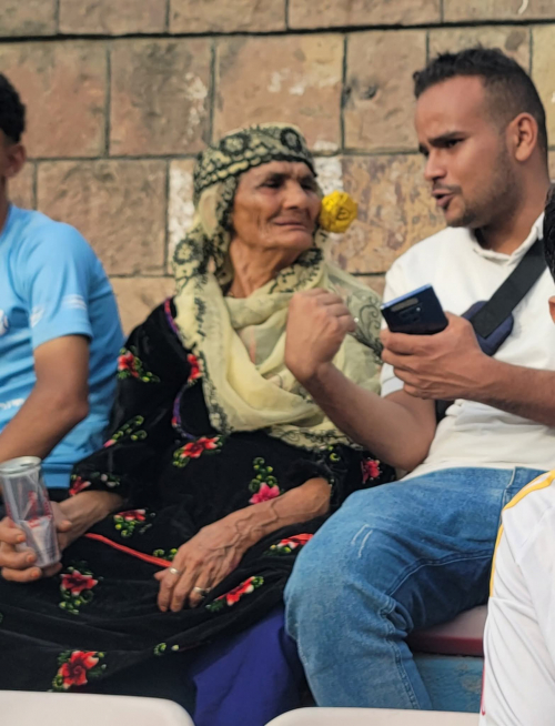 تعز.. جليلة 70 عاماً أيقونة تشجيع نادي شباب المسراخ