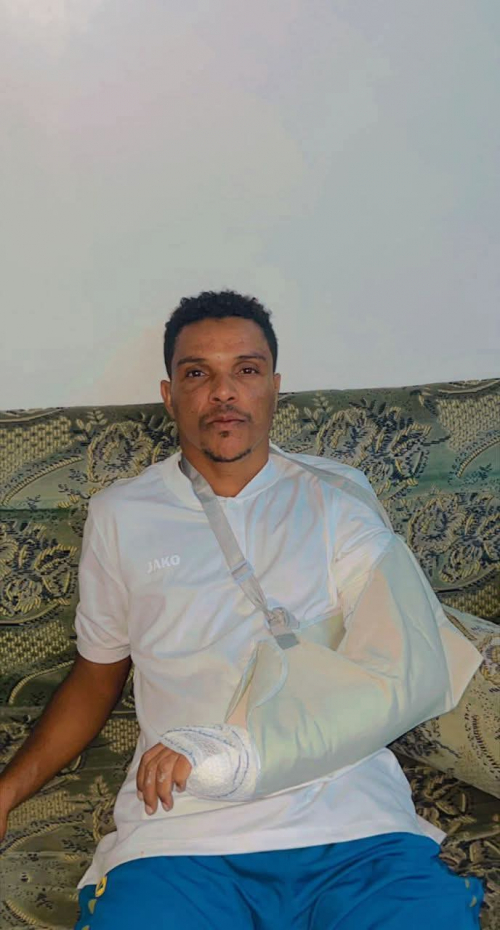 علاء عياش يتعرض لإصابة أثناء تغطية ودية منتخب الشباب أمام وحدة صنعاء