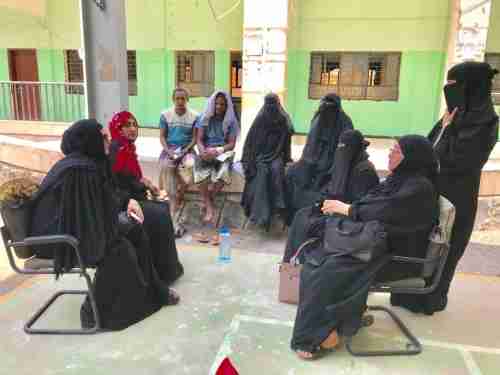 دائرة المرأة والطفل في الأمانة العامة للمجلس الإنتقالي تواصل برنامج النزول إلى أسر شهداء الأحداث الأخيرة في عدن