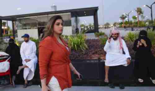 سعودية حسناء تثير الجدل بعد خروجها بلا عباءات في شوارع الرياض (فيديو)