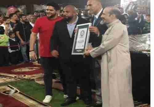 شاهد: مشهور سعودي يأكل أكبر طبق “صيادية في العالم”.. ويدخل موسوعة غينيس