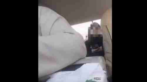 سائق سيارة أجرة يصور الراكبات دون علمهن في السعودية ويتسبب بغضب واسع (شاهد الفيديو)‎