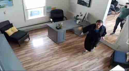 (فيديو) ترامب: المجنونة نانسي بيلوسي تخاطر بحياتها لتصفيف شعرها