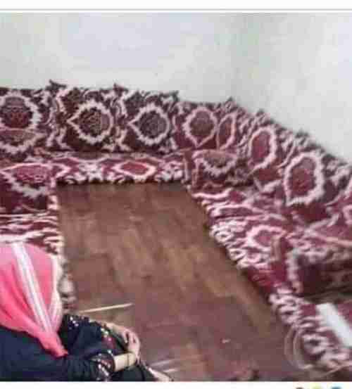 بحجاب وردي.. أول ظهور للفتاة اليمنية (هدى) في غرفة الموت التي عذب فيها (الأغبري) (صورة)