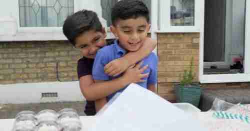 نجمة هوليوود ”أنجيلينا جولي“ تدعم طفلين يمنيين يجمعان تبرعات لليمن في لندن