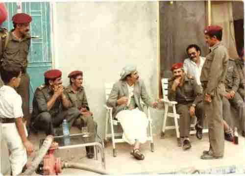 الرئيس الراحل صالح يظهر في صورة نادرة مع مجموعة من الضباط وهو يرتدي هذه الملابس؟
