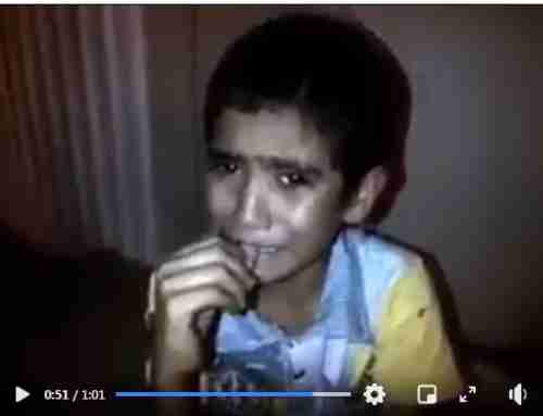 شاهد بالفيديو ..سعوديات يتنمرن على طفل يمني ويجعلنه يبكي بحرقة