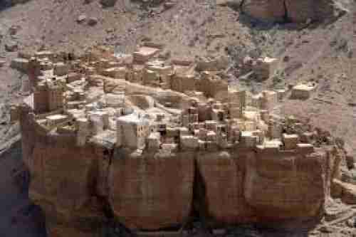شاهد..(صورة) قرية يمنية "مغمور" تمثل الاعجوبة "الثامنة" من عجائب الدنيا تم تشييدها "بين السماء والأرض"!