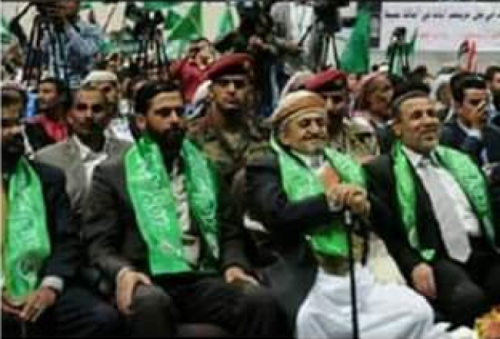 بالصورة الشيخ صادق الأحمر يرفع الراية “الخضراء” مسلما أمره للحوثيين