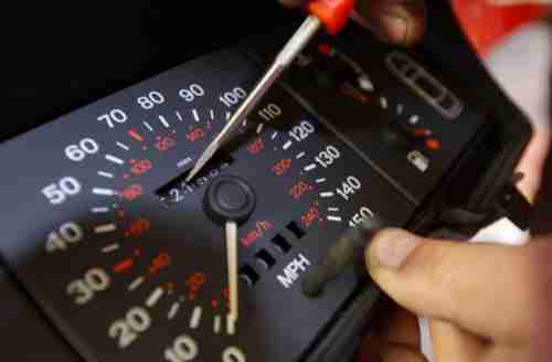 كيف تكتشف التلاعب بعداد المسافة في السيارة؟