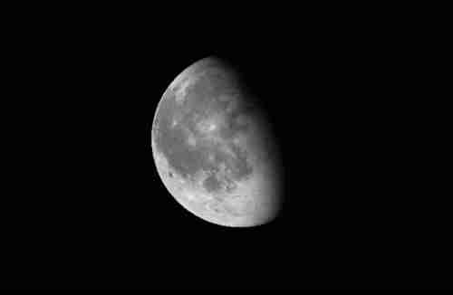 في حدث مشاهد بالعين المجردة...القمر يقترب من "قلب العقرب" الليلة