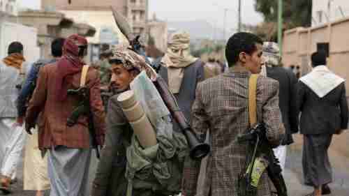 الحوثيون يعتدون على ضابط والقبائل تتداعى وأحد المشائخ: الإلتحاق بالدواعش أفضل من البقاء مسيرة الإذلال والإهانة (فيديو)