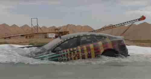 بالفيديو: شاب يغرق سيارة تسلا موديل اس لإثبات نظرية السير تحت المياه