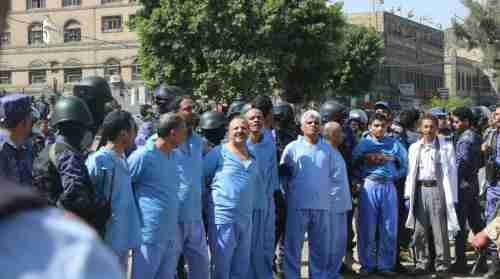 من هو القيادي الحوثي البارز الذي حضر وابتسم أثناء إعدام 9 أتهموا بقتل صالح الصماد؟ (صورة)