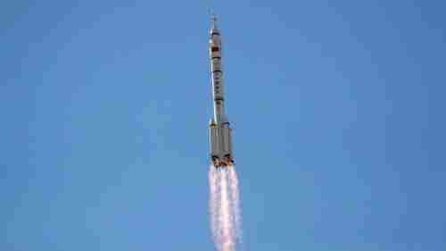 الصين ترسل مركبة فضائية محملة بإمدادات إلى محطتها الفضائية الجديدة