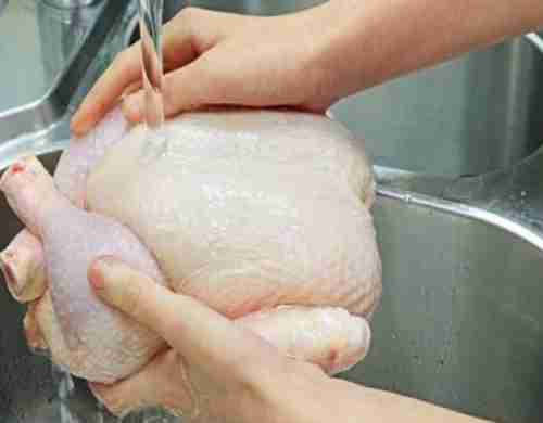 أطباء يحذرون من غسل اللحوم والدجاج قبل طبخه.. ويكشفون السبب