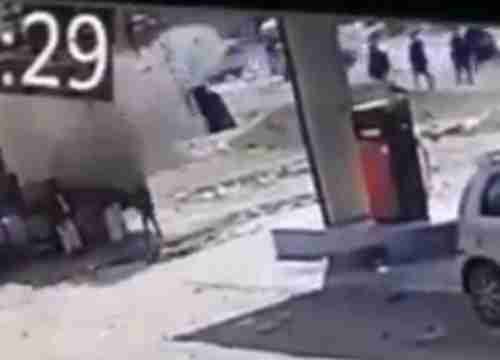   شاهد بالفيديو...شبان من صنعاء يعبثون بقنبلة فانفجرت بهم وأفقدت أحدهم بصره!