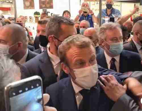 شاهد بالفيديو : شخص يرشق الرئيس الفرنسي إيمانويل ماكرون بالبيض