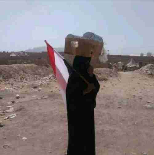 شاهد... في موقف بطولي يثير الإعجاب أمرأة من العبديه تحمل على رأسها طعام وفي يدها قضية وطن