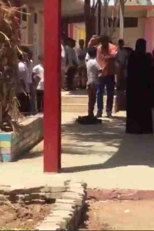 مدير مدرسة بعدن يقوم بضرب الطلاب لعدم التزامهم بالزي المدرسي