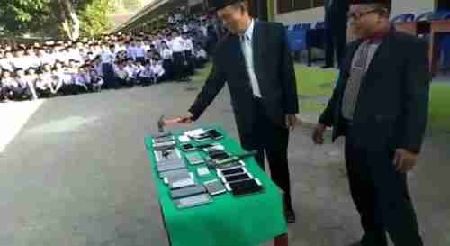 بالفيديو.. شاهد عقوبة إحضار الهاتف المحمول إلى المدرسة في إندونيسيا