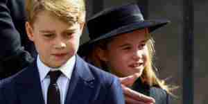 الأميرة شارلوت والأمير جورج: دموع وهمسات تخطف الأنظار في جنازة الملكة