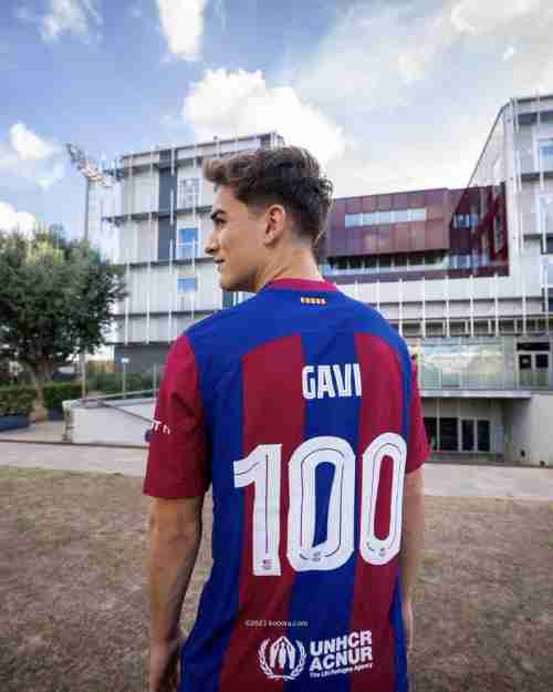 صورة.. برشلونة يمنح جافي قميصا خاصا