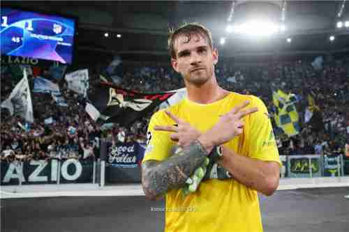 حارس لاتسيو يروي كواليس هدفه التاريخي