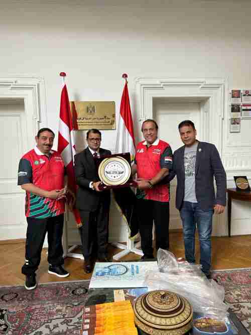 سفير مصر لدى الدنمارك يستقبل مقدمة بعثة منتخب مصر للدارتس 