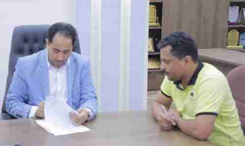 الوزير نايف البكري يوقع اتفاقية إعادة تعشيب ملعب الشهداء بتعز 